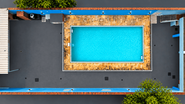Vista aérea da piscina e da área externa da A Casa Eventos